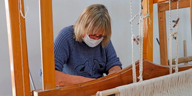 İngiliz Julie tescilli "Üzümlü dastarı dokuması"nı öğrenme çabasıyla takdir topluyor