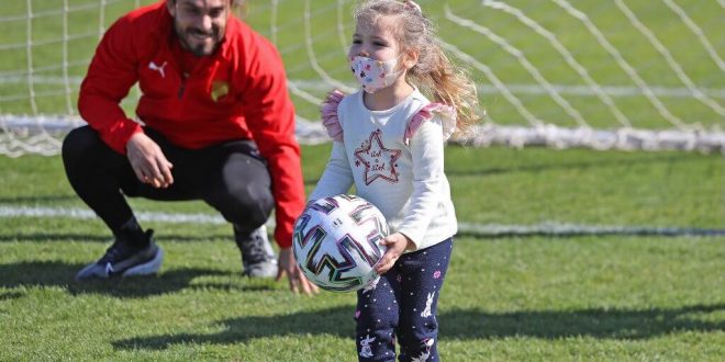 İzmir depreminde 91 saat sonra enkazdan kurtarılan Ayda'dan Göztepe'ye ziyaret