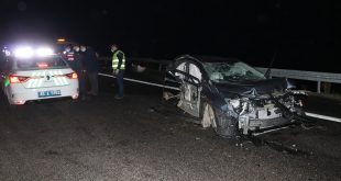 İzmir-İstanbul Otoyolu'ndaki kazada, sürücü ikiye bölünen otomobilden yara almadan kurtuldu
