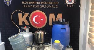 İzmir'de bir evde 50 litre sahte içki ele geçirildi