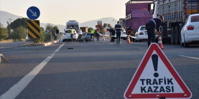 İzmir'de yolun karşısına geçmeye çalışan genç kadın otomobilin çarpması sonucu öldü