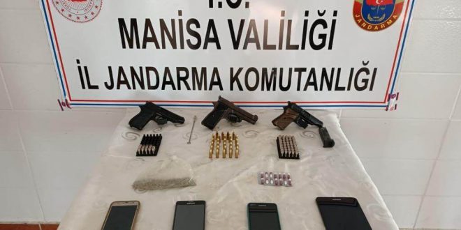 Manisa'da uyuşturucu ve silah kaçakçılığı operasyonunda 2 şüpheli yakalandı