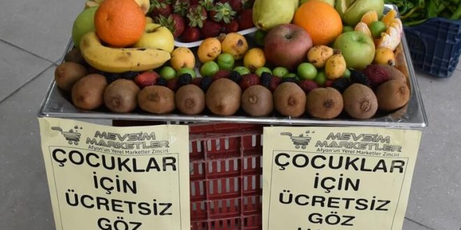 fyonkarahisar'da bir market çocuklar için "göz hakkı reyonu" hazırladı