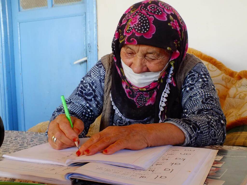 Denizli'de 90 yaşındaki kadın okuma yazma öğrendi