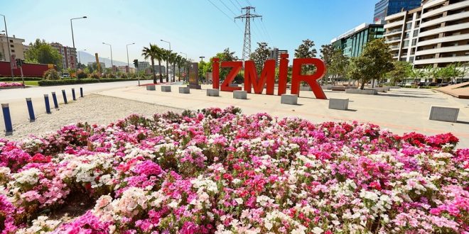 Ege Bölgesinde Uygulanan tam kapanma sürecinin ilk gününde sokaklarda sessizliğe büründü