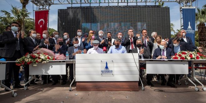 İzmir Büyükşehir Belediyesindeki 7 bin işçiyi kapsayan toplu iş sözleşmesi imzalandı