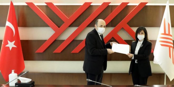 İzmir Demokrasi Üniversitesinde yeniden göreve Rektörü Prof. Dr. Tunçsiper mazbatasını aldı