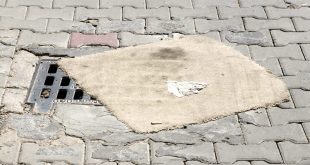 İzmir'de kanalizasyondan gelen koku nedeniyle mazgalların üzerine halı ve kilim örttüler.