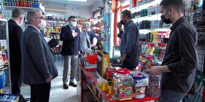 İzmir'de MÜSİAD üyeleri, bazı vatandaşların bakkal borçlarını üstlendi