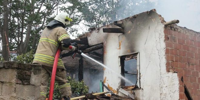 İzmir'in Ödemiş ilçesinde çıkan yangında bir ev kullanılamaz hale geldi