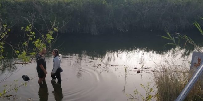 Muğla'nın Fethiye ilçesinde dereye düşen otomobilin üstüne çıkan 2 kişi kurtarıldı