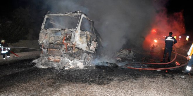 Muğla'da Seyir halindeki domates yüklü tırda çıkan yangın hasara yol açtı