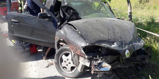Afyonkarahisar'da bariyerlere çarpan otomobilin sürücüsü öldü