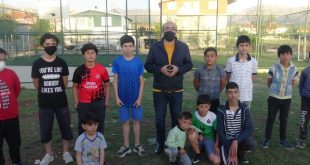 Afyonkarahisar'da çocuklar çektikleri videoyla belediye başkanından halı sahalarını yenileme sözü aldı