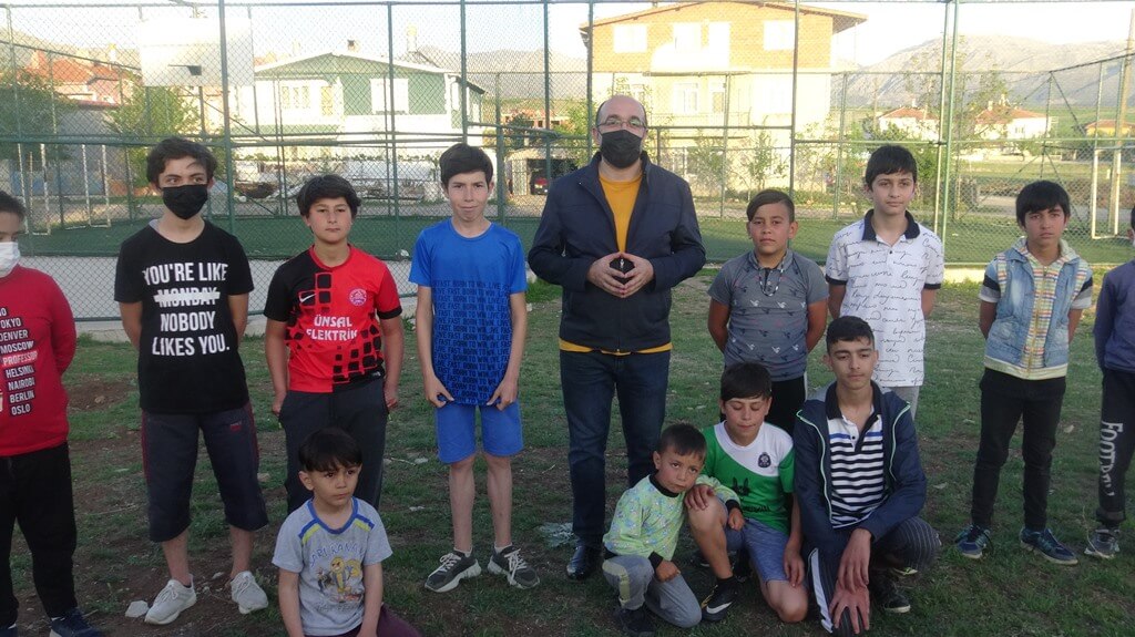 Afyonkarahisar'da çocuklar çektikleri videoyla belediye başkanından halı sahalarını yenileme sözü aldı