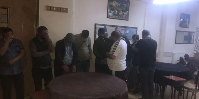 Afyonkarahisar'da Kovid-19 tedbirlerini ihlal eden ve kumar oynayan 14 kişiye para cezası