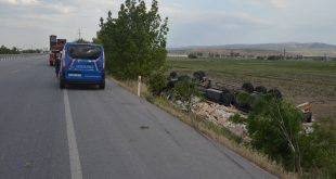 Afyonkarahisar'da mermer yüklü tır devrildi: 1 ölü, 1 yaralı