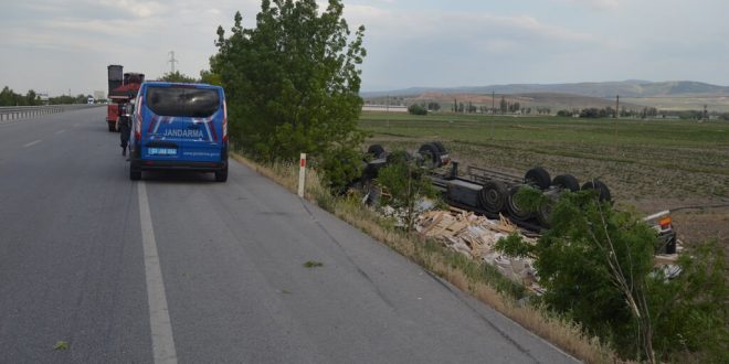 Afyonkarahisar'da mermer yüklü tır devrildi: 1 ölü, 1 yaralı