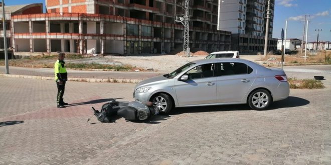 Afyonkarahisar'da otomobil ile çarpışan motosikletin sürücüsü yaralandı