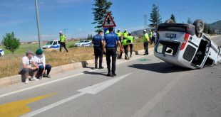 Afyonkarahisar'da takla atan hafif ticari araçtaki 4 kişi yaralandı
