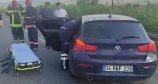 Alaşehir'de bariyerlere çarpan otomobilin sürücüsü yaralandı