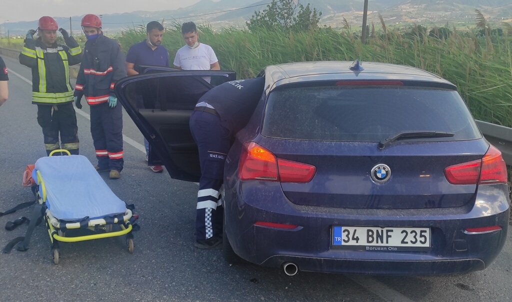 Alaşehir'de bariyerlere çarpan otomobilin sürücüsü yaralandı