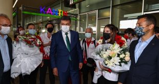 Avrupa Trampolin Cimnastik Şampiyonası'nda gümüş madalya kazanan Sıla Karakuş, İzmir'e geldi