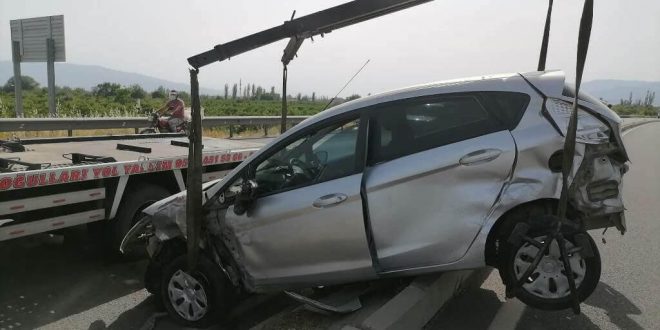 Aydın Nazilli'de Zincirleme trafik kazasında 2 araç arka arkaya çarpmasıyla 3 kişi yaralandı
