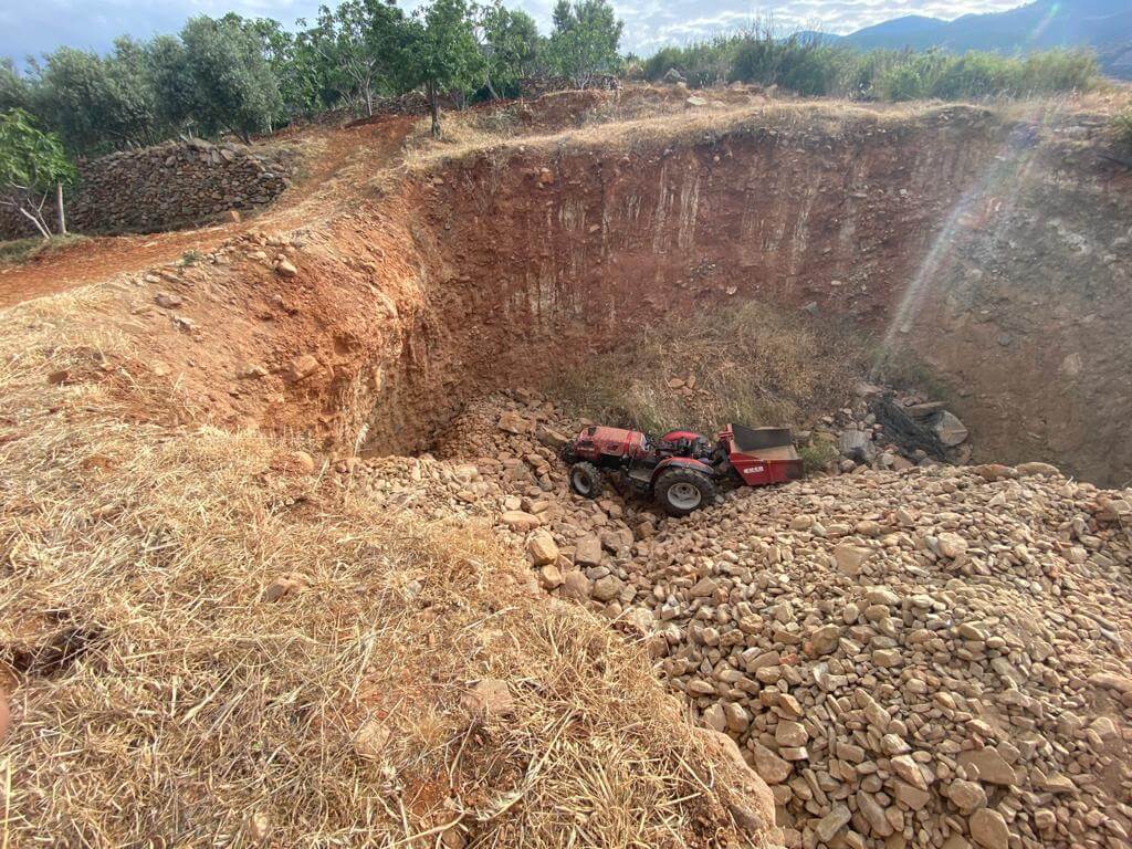 Aydın'da devrilen traktörün sürücüsü öldü