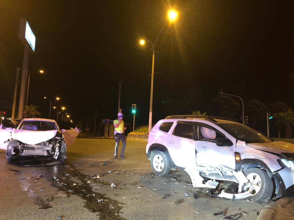 Aydın'da iki otomobilin çarpışması sonucu Trafik kazasında 3 kişi yaralandı