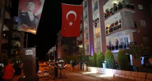 Aydın'da mahalle sakinleri, canlı müzik eşliğinde 19 Mayıs'ı kutladı