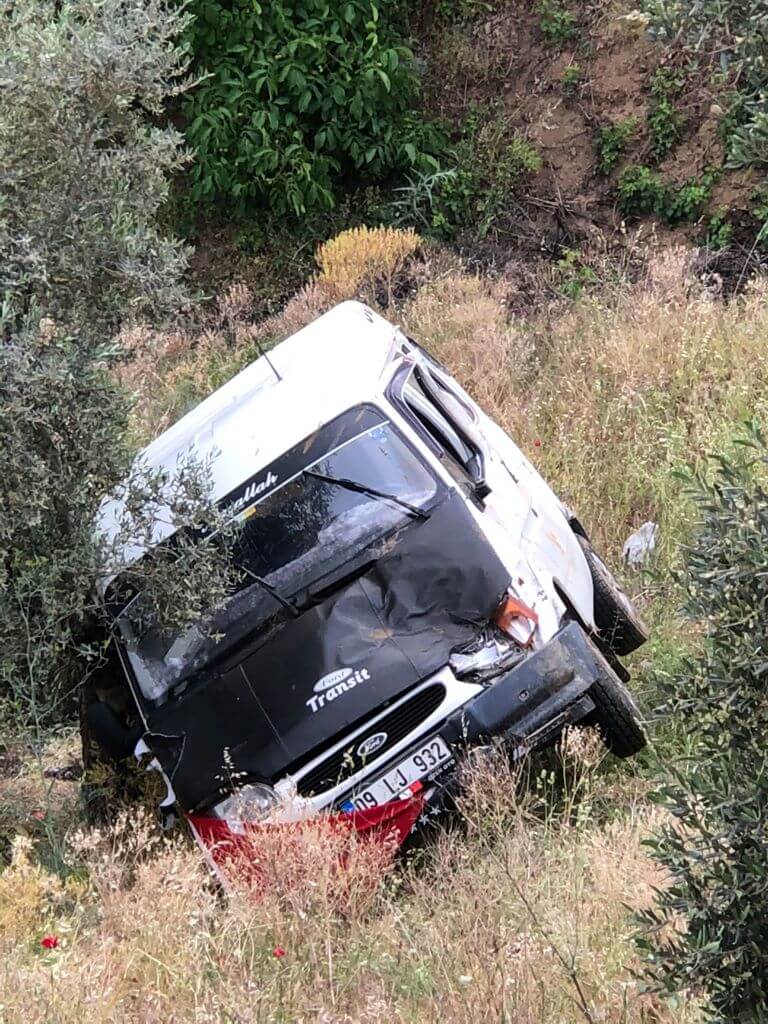 Aydın'ın Köşk ilçesinde uçuruma yuvarlanan minibüs 10 yaralı