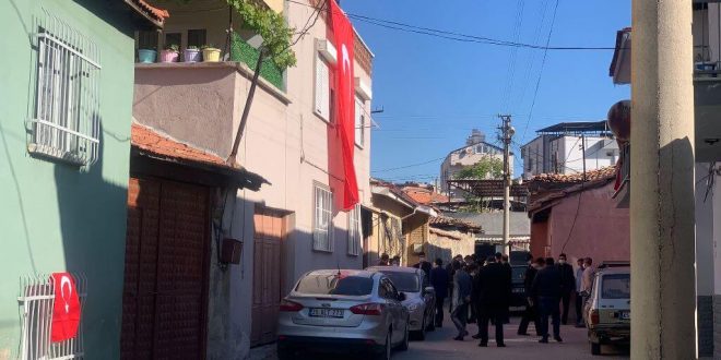 Bahar Kalkanı Harekat bölgesinde şehit olan Piyade Teğmen Alp'in Manisa'daki ailesine acı haber ulaştı