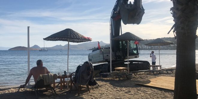 Bodrum'da iş makinesiyle sahilde tehlikeli hareketler yapan operatör serbest bırakıldı