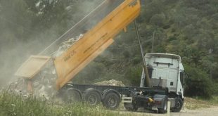 Bodrum'da kaçak moloz döken firma suçüstü yakalandı