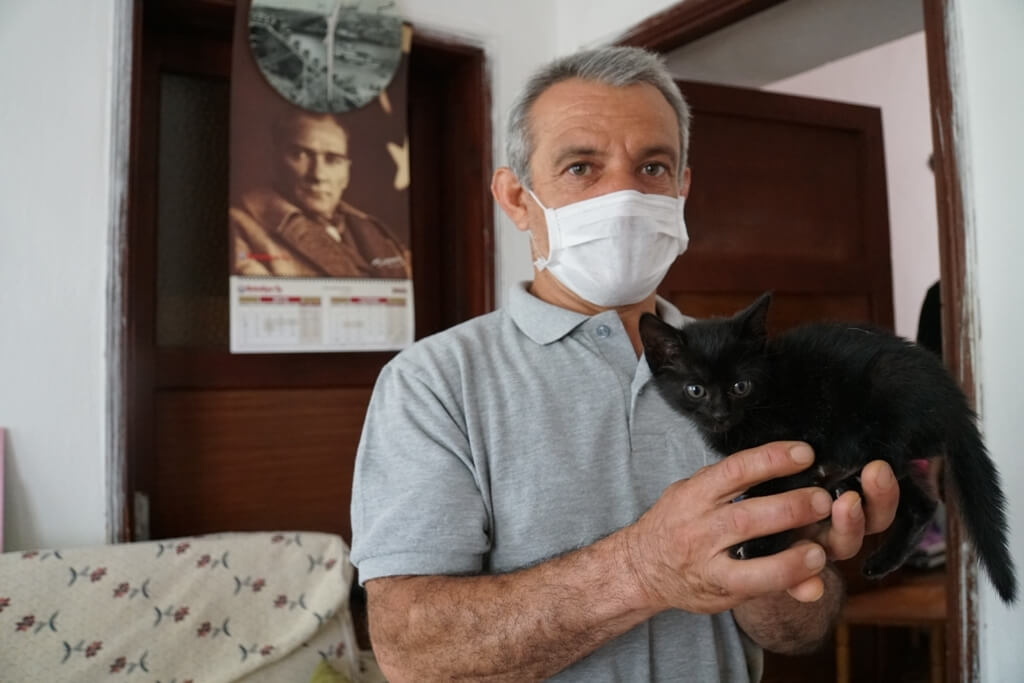 Bodrum'da mahsur kaldığı sarnıçtan kurtarılan kedi yavrusunu belediye personeli sahiplendi