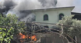 Caminin deposunda çıkan yangında 1 çocuk dumandan etkilendi