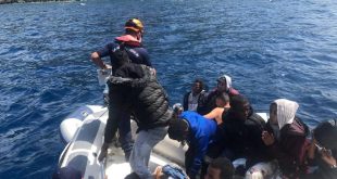 Çeşme açıklarında Türk kara sularına itilen 74 sığınmacı kurtarıldı