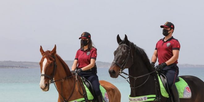 Çeşme'de Atlı polisler Çeşme'de sahillerini denetledi