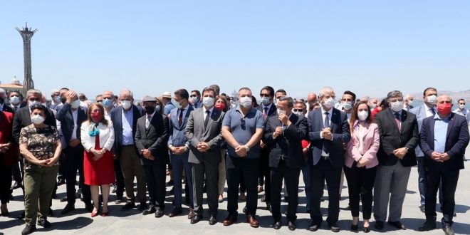 CHP İzmir İl Başkanlığı, Atatürk Anıtı'na çelenk sundu