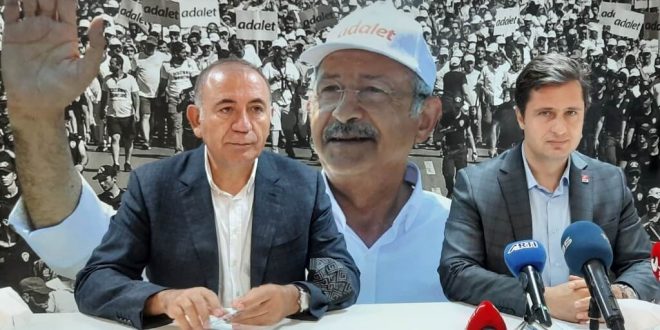 CHP Milletvekili Gürsel Tekin, İzmir'de basın toplantısı düzenledi