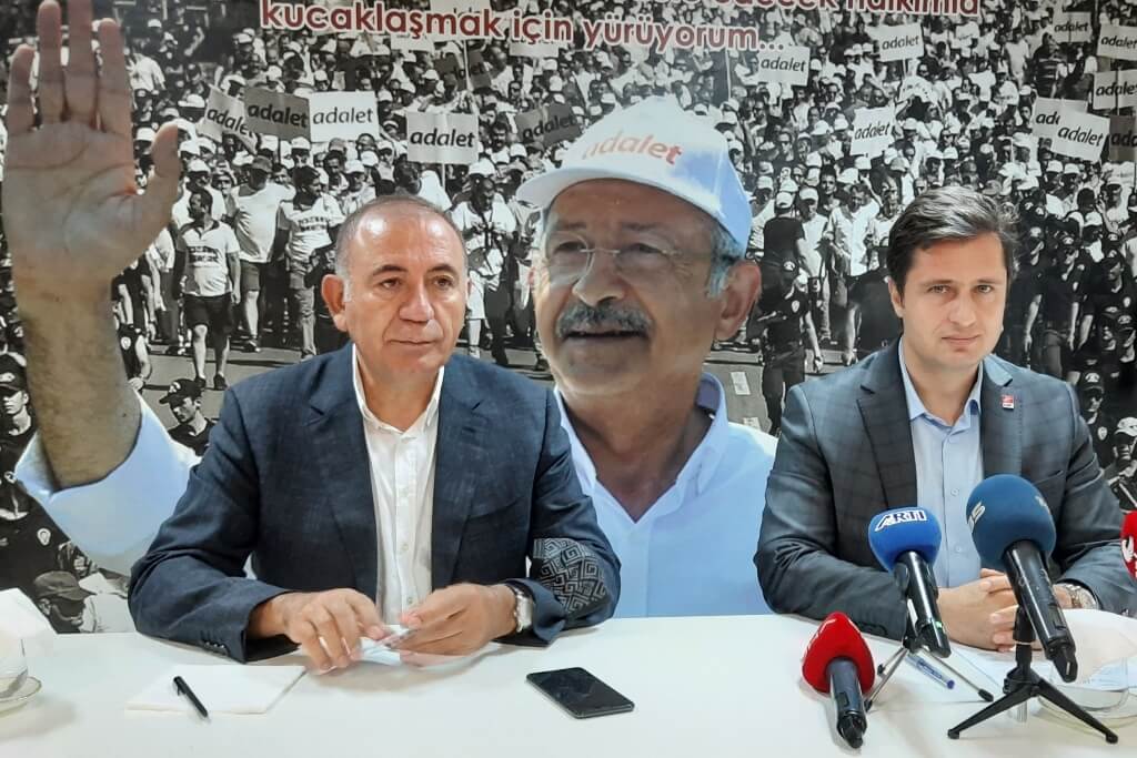 CHP Milletvekili Gürsel Tekin, İzmir'de basın toplantısı düzenledi