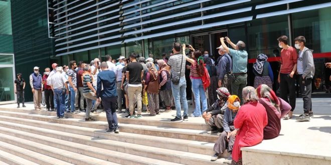 Denizli Valisi Atik, mahallelerindeki taş ocağının kapatılması için eylem yapan grupla görüştü