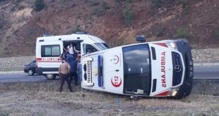 Denizli'de hasta taşıyan ambulans devrildi: 4 yaralı