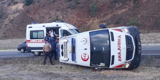 Denizli'de hasta taşıyan ambulans devrildi: 4 yaralı