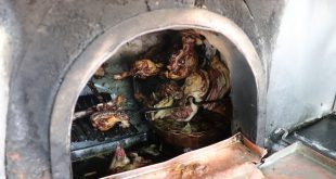 Denizli'de iftar sofralarının vazgeçilmezi "tandır kebabı" paket servisle iftar sofralarını süslüyor