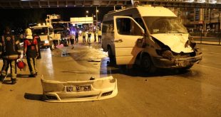Denizli'de karşı şeride geçen otomobilin minibüsle çarpışması sonucu 2 kişi yaralandı