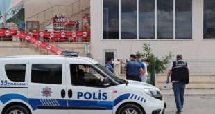 Denizli'de otomobilden site bahçesinde oturan kişiye ateş açtığı iddia edilen zanlı yakalandı