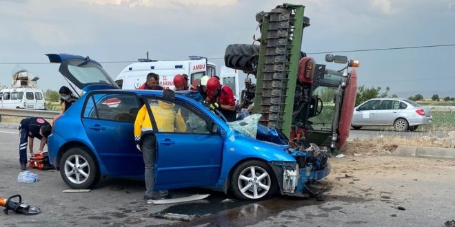 Denizli'de traktöre bağlı tarım aletine çarpan otomobildeki 4 kişi yaralandı