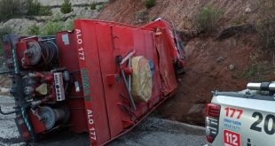 Denizli'de yangına giden arazöz devrildi: 2 yaralı